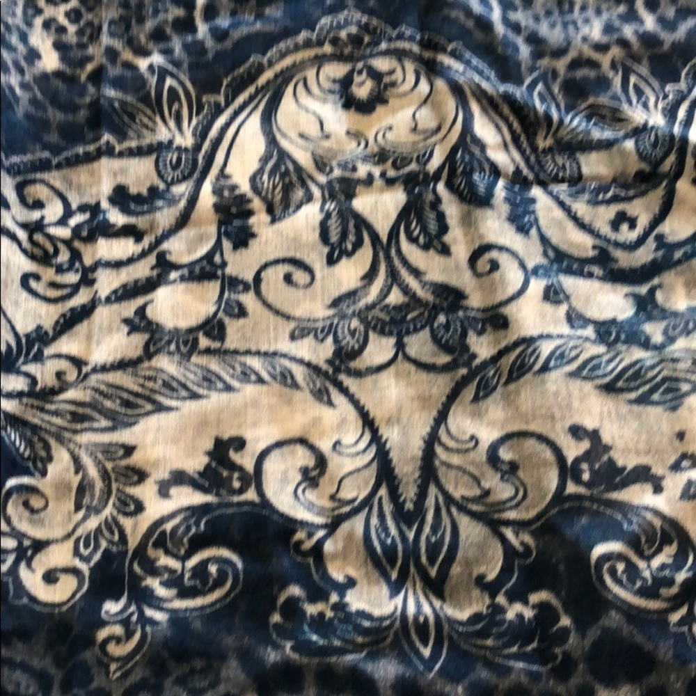 Pretty scarf - Picture 2 of 3